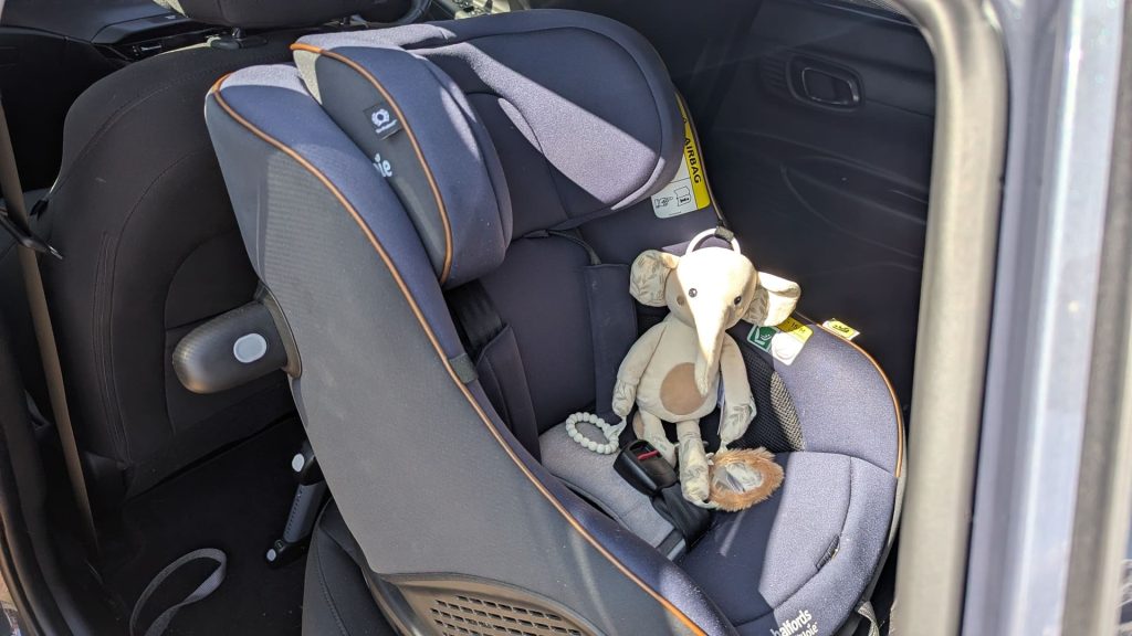 Joie for Halfords Idyll R129 360 car seat spun sideways in a Hyundai Bayon with plush elephant toy inside after 10 months of use.